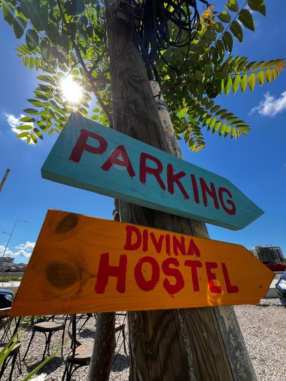 Divina Hostel Tirana Buitenkant foto