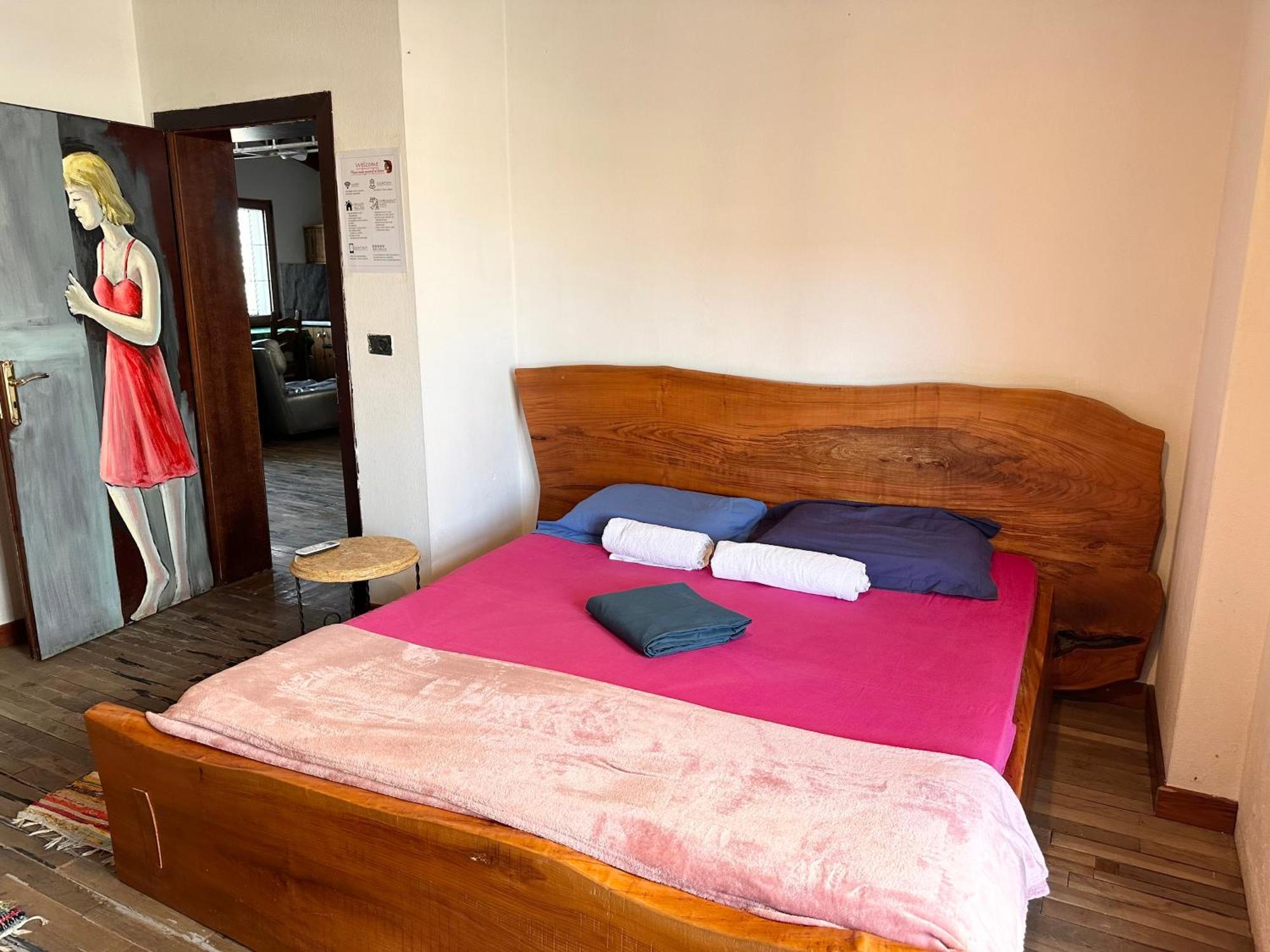 Divina Hostel Tirana Buitenkant foto
