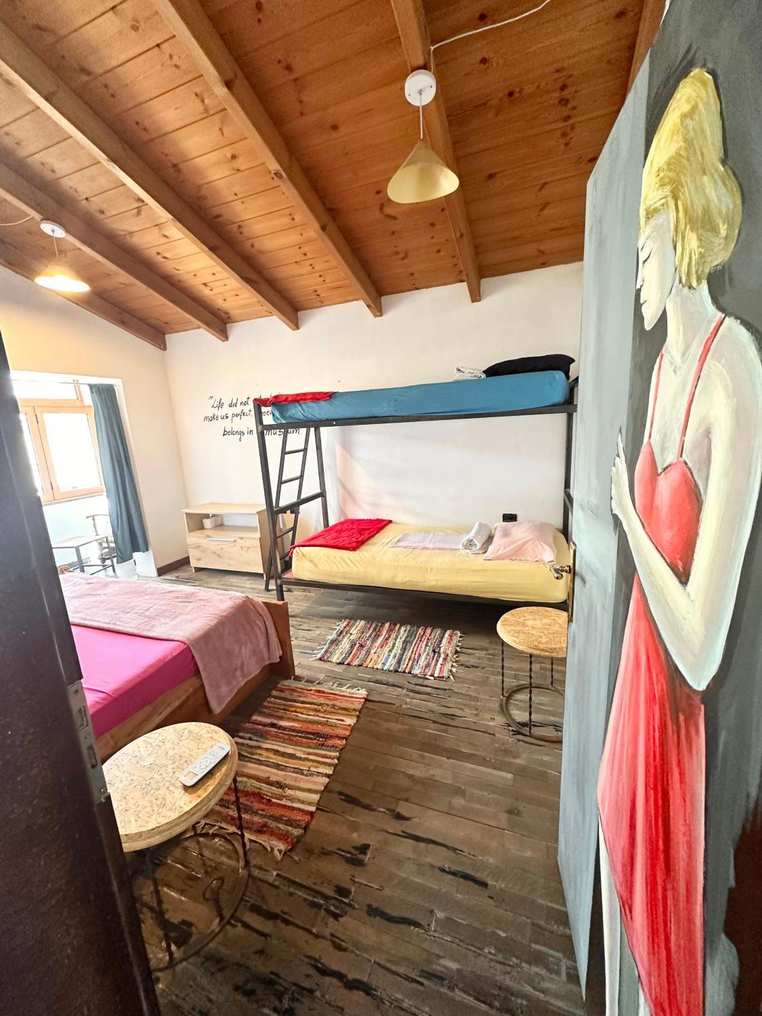 Divina Hostel Tirana Buitenkant foto