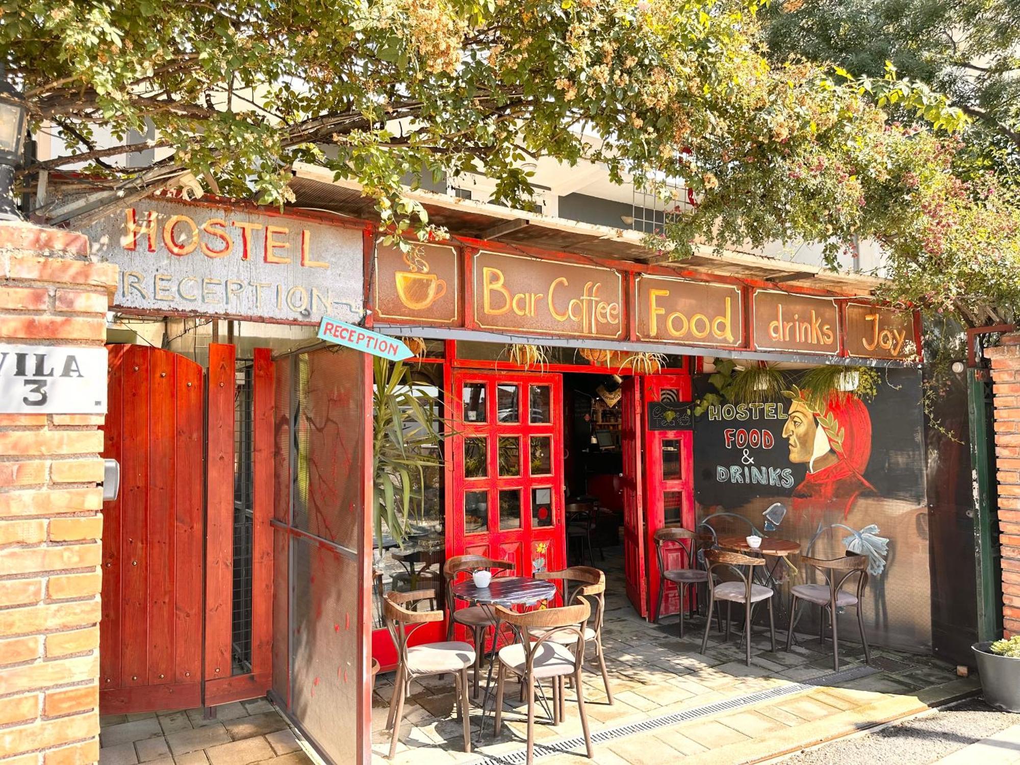 Divina Hostel Tirana Buitenkant foto